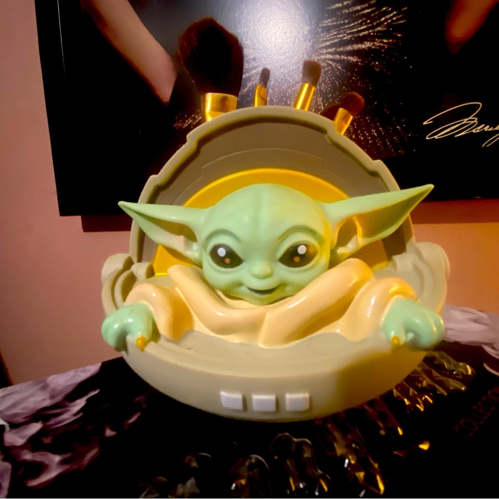 Loungefly Baby Yoda Makeup Brush Set.